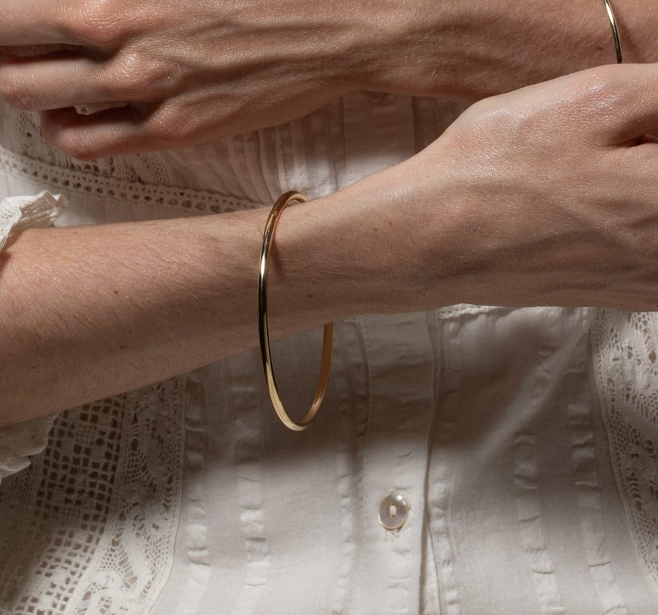 Vale Jewelry Heavy Quotidien Bangle on Hand Model