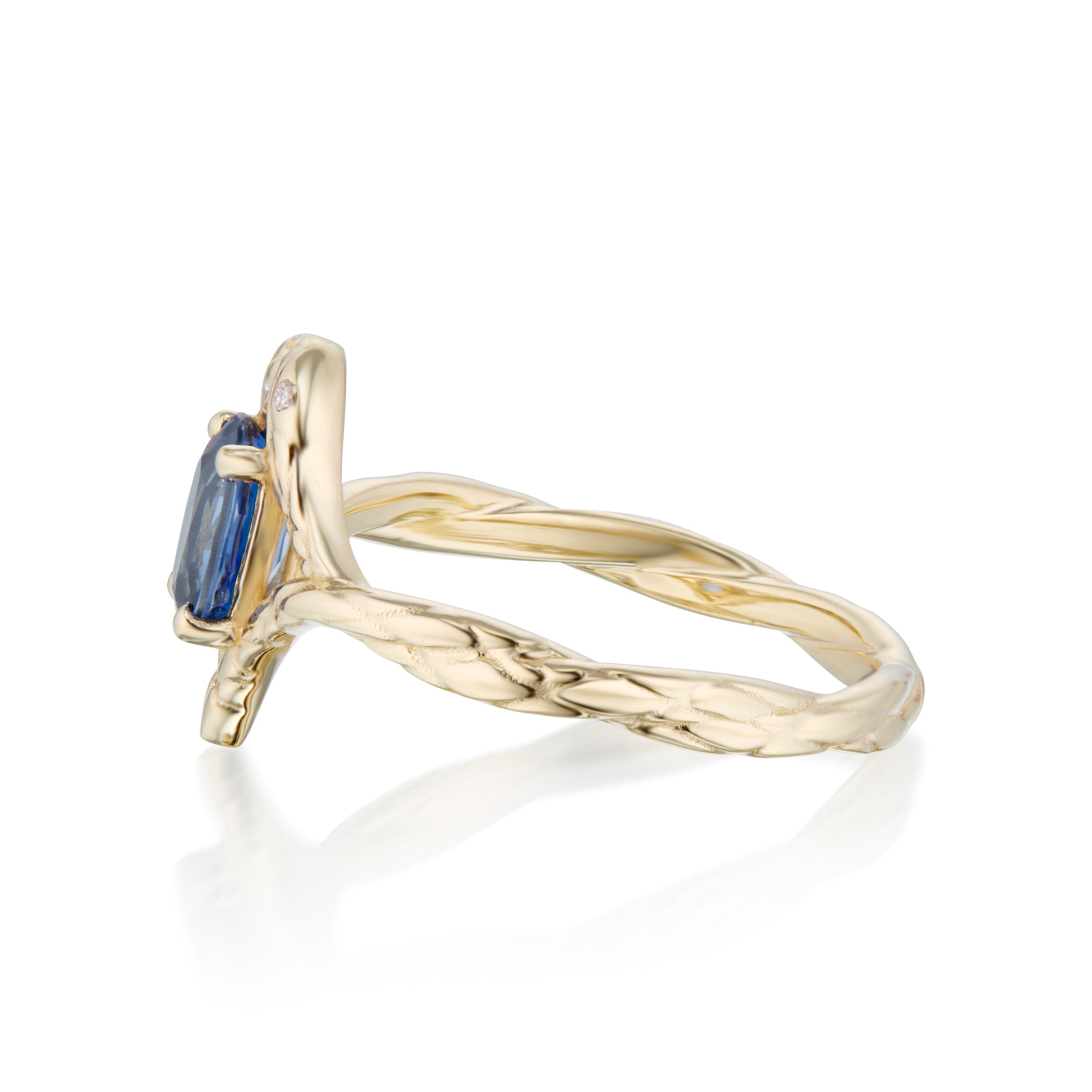 Ring with symmetrical snakes and a blue sapphire in side profile