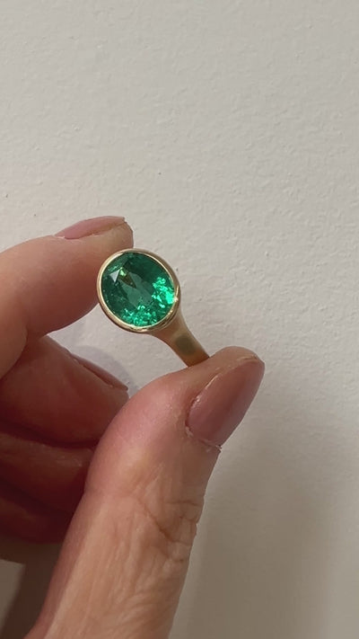 Vale-Jewelry-3_84-Carat-East-West-Oval-Emerald-Bezel-Set-Elise-Ring-Video