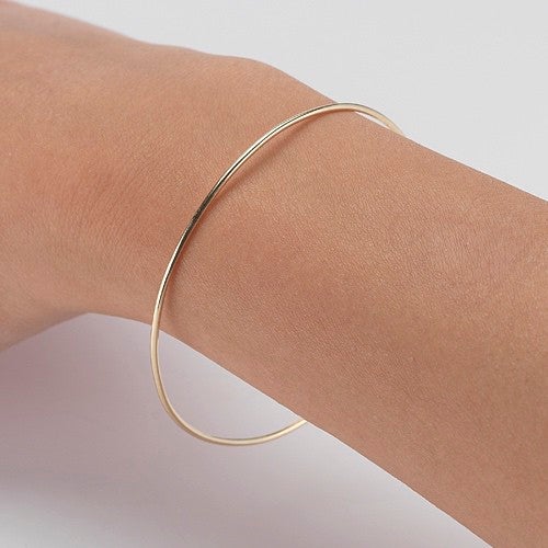 Vale Jewelry Quotidien Simple Bangle in 14 Karat Yellow Gold on Wrist